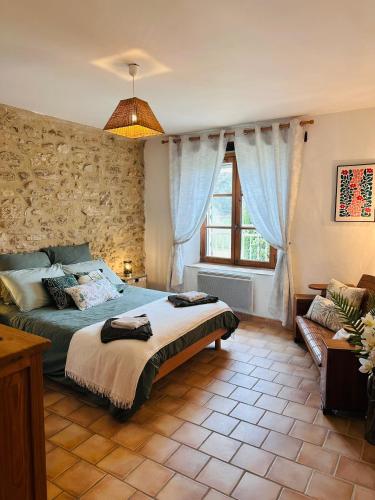 une chambre avec un grand lit et une fenêtre dans l'établissement Domaine Bellavigne Gites et SPA, à Forcalquier