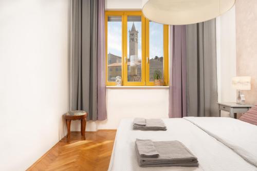 Postel nebo postele na pokoji v ubytování Artistic luxury flat with Colosseum view