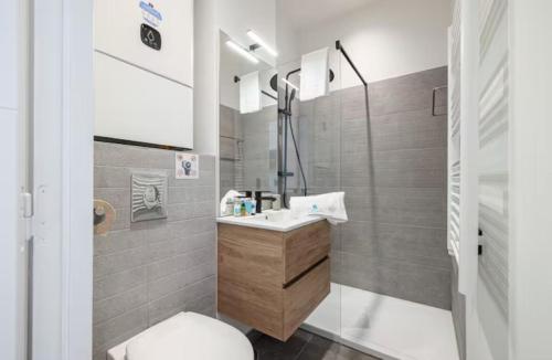 une salle de bain avec un lavabo et des toilettes dans l'établissement Cozy studio near the sea, à Nice