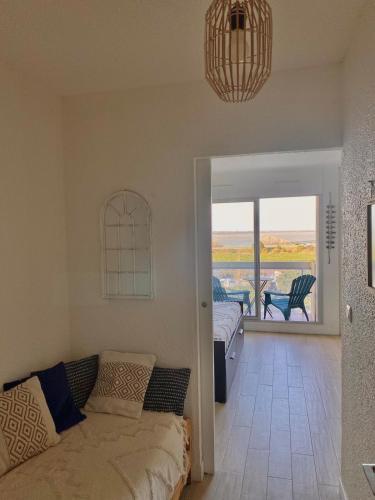 une chambre avec un lit et un balcon dans l'établissement Studio Carnon proche plage et port, à Mauguio