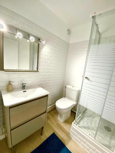 une salle de bain avec toilettes, lavabo et douche dans l'établissement Studio Carnon proche plage et port, à Mauguio