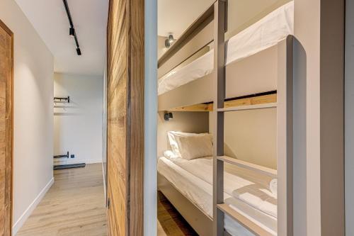 Cette petite chambre comprend des lits superposés. dans l'établissement White Pearl Mountains, à Chamonix-Mont-Blanc