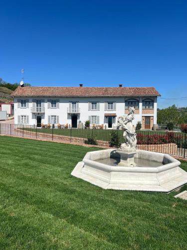 a statue in a yard in front of a house at Dimora Relax in Costigliole dʼAsti