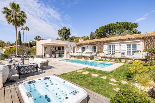 una casa con bañera de hidromasaje en el patio en REF 2165- Mandelieu La Napoule- Sea view Villa for rent, en Mandelieu-la-Napoule