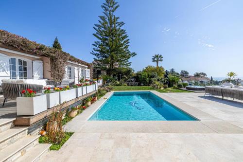 une piscine dans la cour d'une maison dans l'établissement REF 2165- Mandelieu La Napoule- Sea view Villa for rent, à Mandelieu-la-Napoule