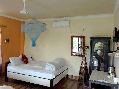 Postel nebo postele na pokoji v ubytování Hotel Rhino Land-Sauraha Family Home