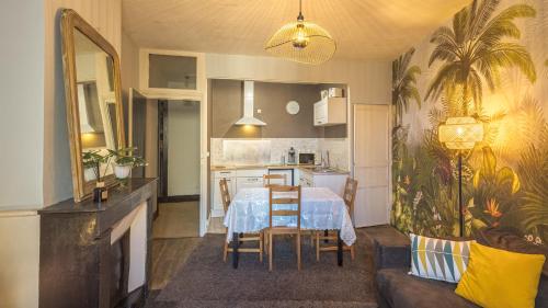 un salon avec une table et une cuisine dans l'établissement Les Suites du Jardin 3 - Instant vole - Hypercentre, à Chaumont