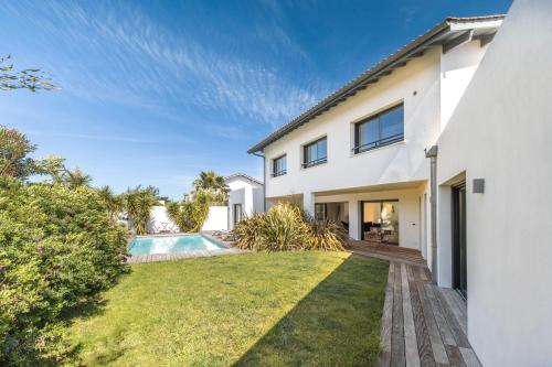 una casa con piscina junto a un patio en Amore - High standing contemporay villa, en Biarritz