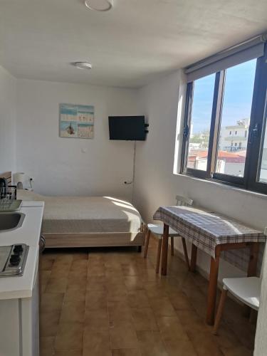Small apartment (studio) in town with sea view