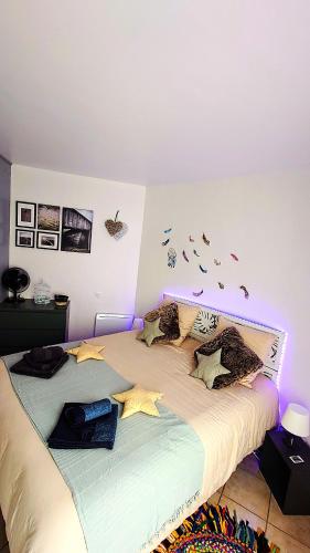 - une chambre avec un lit aux papillons sur le mur dans l'établissement Villa Floralys, à Llauro