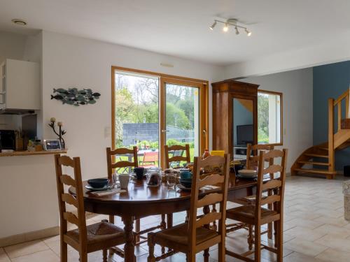 une salle à manger avec une table et des chaises en bois dans l'établissement Maison De Charlie 4 personnes, à Trégastel