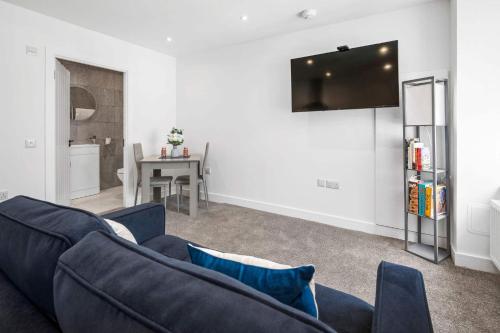 Μια τηλεόραση ή/και κέντρο ψυχαγωγίας στο Modern & Central 1BR Flat with Sky TV