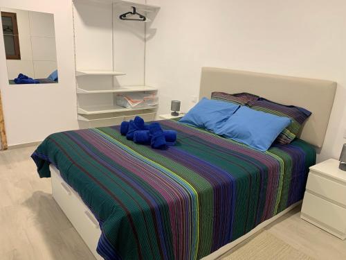 une chambre avec un lit avec un animal en peluche dessus dans l'établissement Casa Teresa, à Tinajo