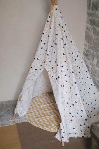 a pretend play tent in the corner of a room at Gîte Guillaumand in Pompignan