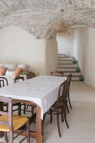 a dining room with a white table and chairs at Gîte Guillaumand in Pompignan