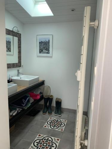 une salle de bain avec un lavabo et un miroir dans l'établissement Maison hyper centre 2 pas de la plage, à Dinard