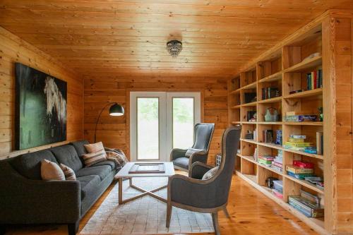 Posezení v ubytování Secluded 18-Acres with Pool Hot Tub Pool Table