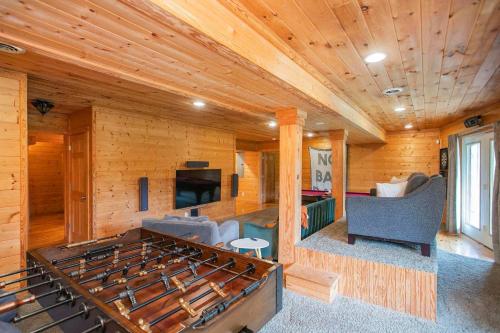 TV a/nebo společenská místnost v ubytování Secluded 18-Acres with Pool Hot Tub Pool Table