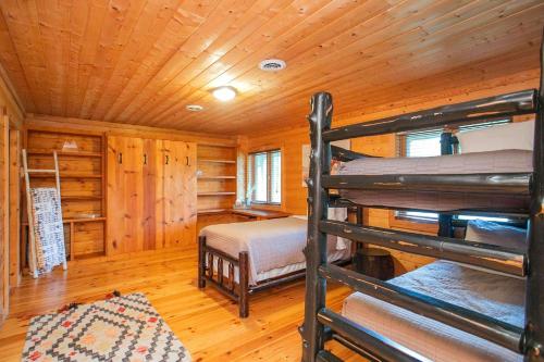 Postel nebo postele na pokoji v ubytování Secluded 18-Acres with Pool Hot Tub Pool Table