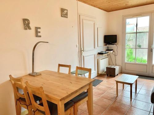 une salle à manger avec une table et des chaises en bois dans l'établissement 159 - Vauban with parking, à Saint-Martin-de-Ré