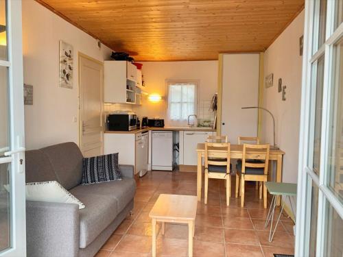 un salon avec un canapé et une table dans l'établissement 159 - Vauban with parking, à Saint-Martin-de-Ré