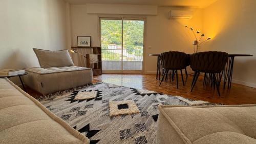 un salon avec un canapé, une table et des chaises dans l'établissement Élégant 3 pièces, 2 chambres, 4 pers, clim, Wi-fi, proche des plages, à Nice