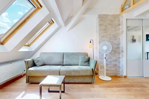 salon z kanapą i oknami w obiekcie Le Supernova - Nice studio with mezzanine in the heart of the city w Annecy