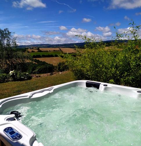 a jacuzziificialificialificialificialificialificialificialificialificialificialificial at Les Logis de Léa in Saint-Beauzély