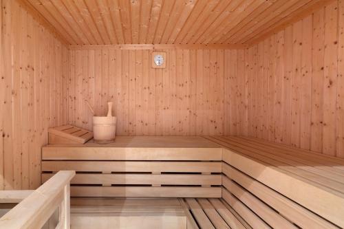 a wooden sauna with aitatingificialificialificialificialificialificialificialificialificial at Gästesuite in Kehl am Rhein