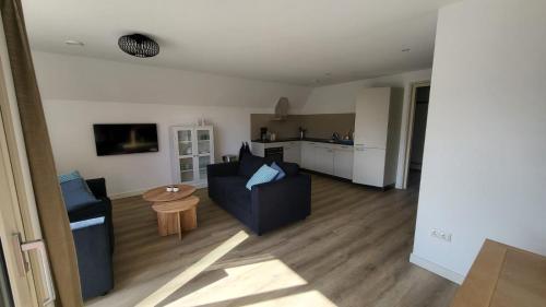 una sala de estar con un sofá y una mesa en De Wieringerheid 162, en Den Oever