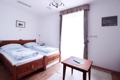 Postel nebo postele na pokoji v ubytování Százesztendős Révészház Apartman