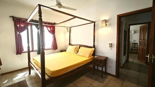 Ένα ή περισσότερα κρεβάτια σε δωμάτιο στο Kisiwa Apartments Watamu - At Ascot Resort -