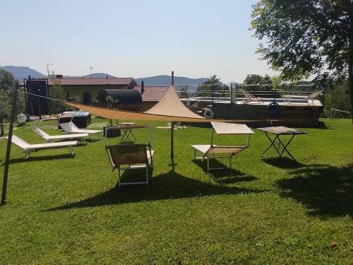 a group of picnic tables and chairs in a yard at Agriturismo La Soglia Del Parco in Ranica