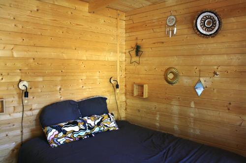 Ένα ή περισσότερα κρεβάτια σε δωμάτιο στο Chalet 1 en bois avec accès piscine