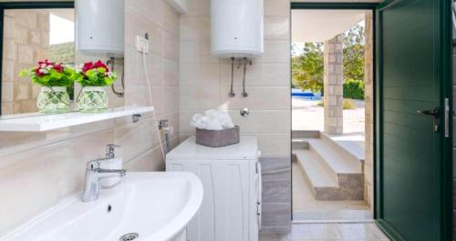 Bilik mandi di Villa Ana with a private pool on a 3000m2 property