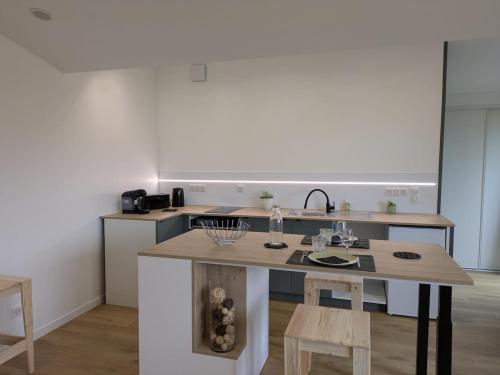 - une cuisine avec une grande île dans une chambre dans l'établissement Agréable dépendance !, à Le Bignon