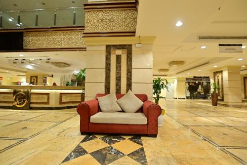 a couch sitting in the middle of a lobby at Abraj Al Tayseer Tuwa Hotel in Makkah