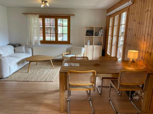 Телевизия и/или развлекателен център в Grand appartement calme avec vue, balcon et parking couvert