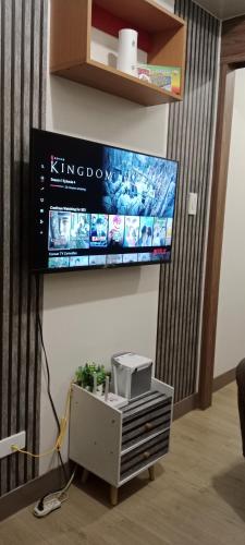 Una televisión o centro de entretenimiento en Precious staycation