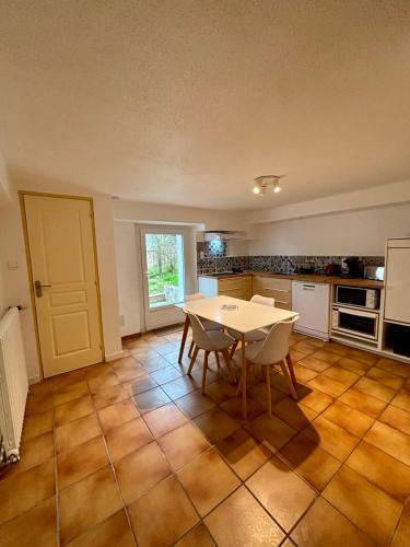 Il dispose d'une cuisine avec une table et des chaises. dans l'établissement Casa Duhamel - T2 Paisible avec Stationnement - Proche Centre-ville Brive, à Brive-la-Gaillarde