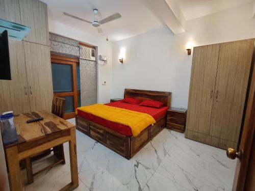 Una cama o camas en una habitación de Chhibber 117