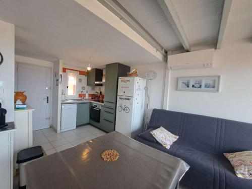 Photo de la galerie de l'établissement Appartement 2 Pièces Mezzanine Climatisé avec Terrasse et Parking Privé - FR-1-326-805, à Marseillan