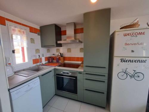 Photo de la galerie de l'établissement Appartement 2 Pièces Mezzanine Climatisé avec Terrasse et Parking Privé - FR-1-326-805, à Marseillan