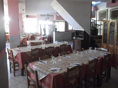Un restaurante o sitio para comer en Hotel Il Vulcano