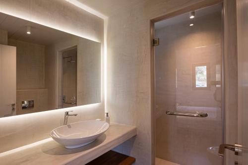 Bilik mandi di Αphrodite & Estia Villas