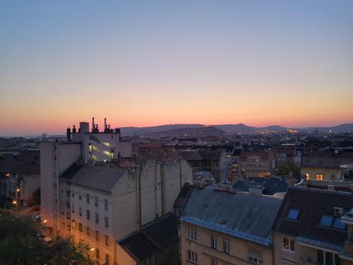 Studio with panoramic view as far as the Castle