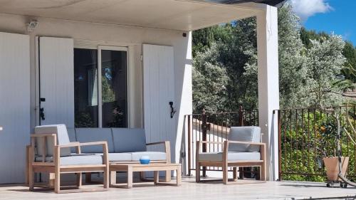 Balkoni atau teres di Villa vue mer dans un cadre enchanteur