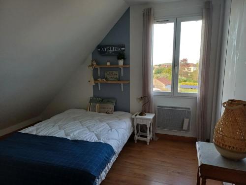 une petite chambre avec un lit et une fenêtre dans l'établissement Family home Les Collines, à Bègues