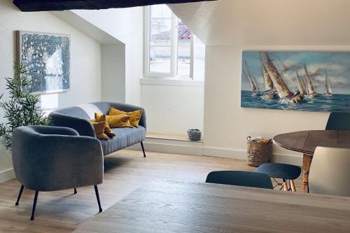 un salon avec un canapé et une table dans l'établissement Apartment for 4 with balcony near the Old Port, à La Rochelle