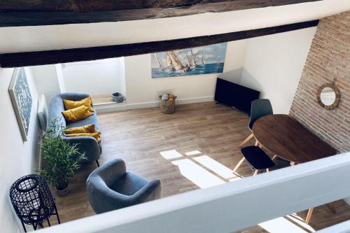 une vue aérienne d'un salon avec une table et des chaises dans l'établissement Apartment for 4 with balcony near the Old Port, à La Rochelle